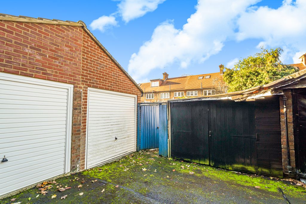 Property photo 2 of 16 Manor Gardens (8)