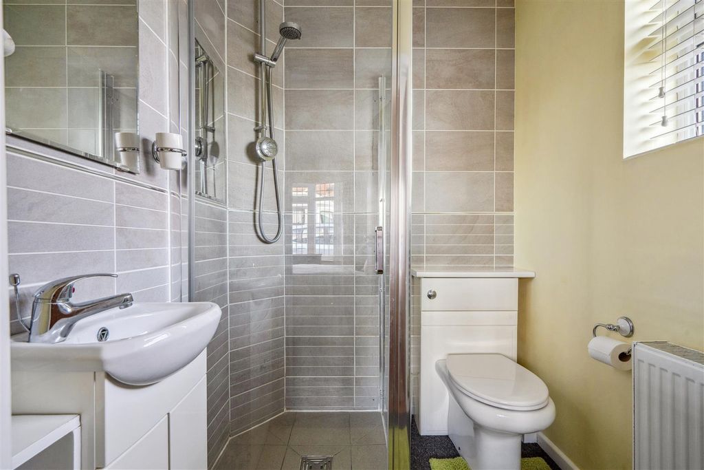 Additional image 11 of 3 bed detached bungalow for salePulens Crescent, Petersfield GU31