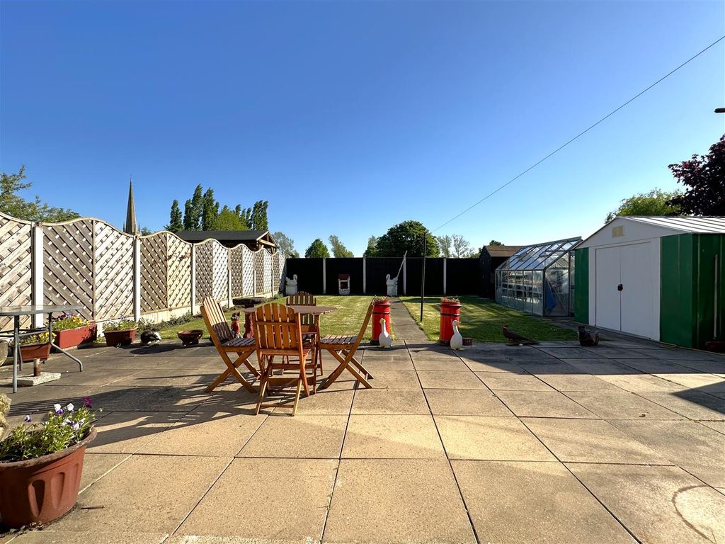 Property photo 3 of 23 Large Rear Garden 545