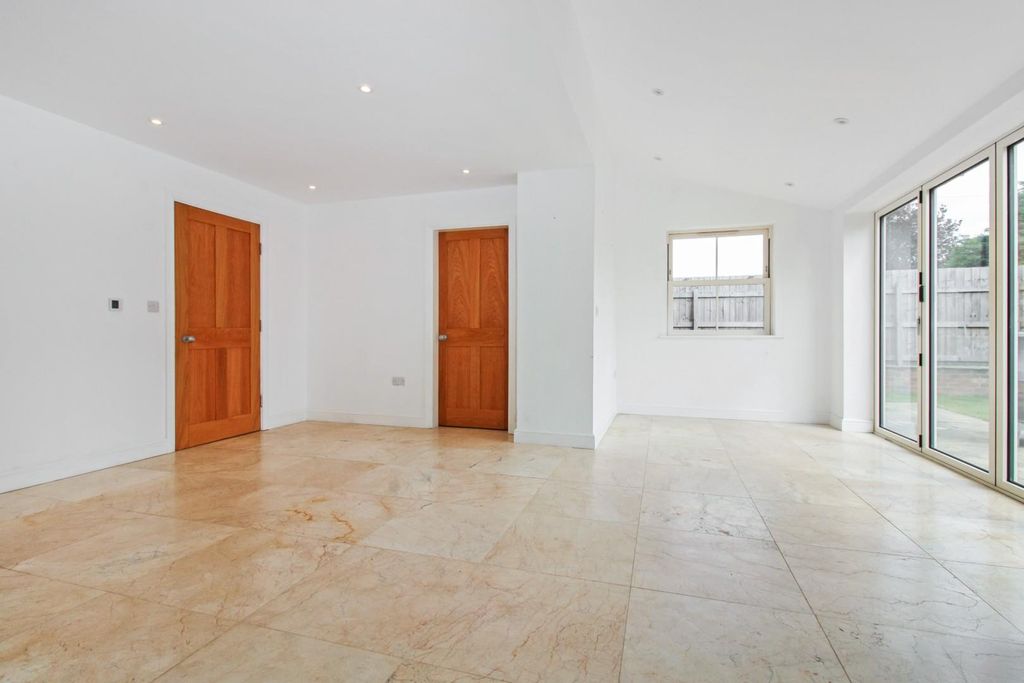 5 bed detached house to rentTithe House, Sleights Lane, Rainton YO7 photo 5