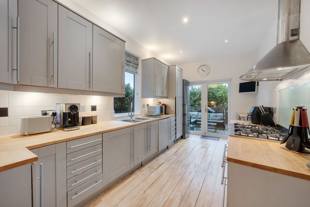 Property photo 2 of 33