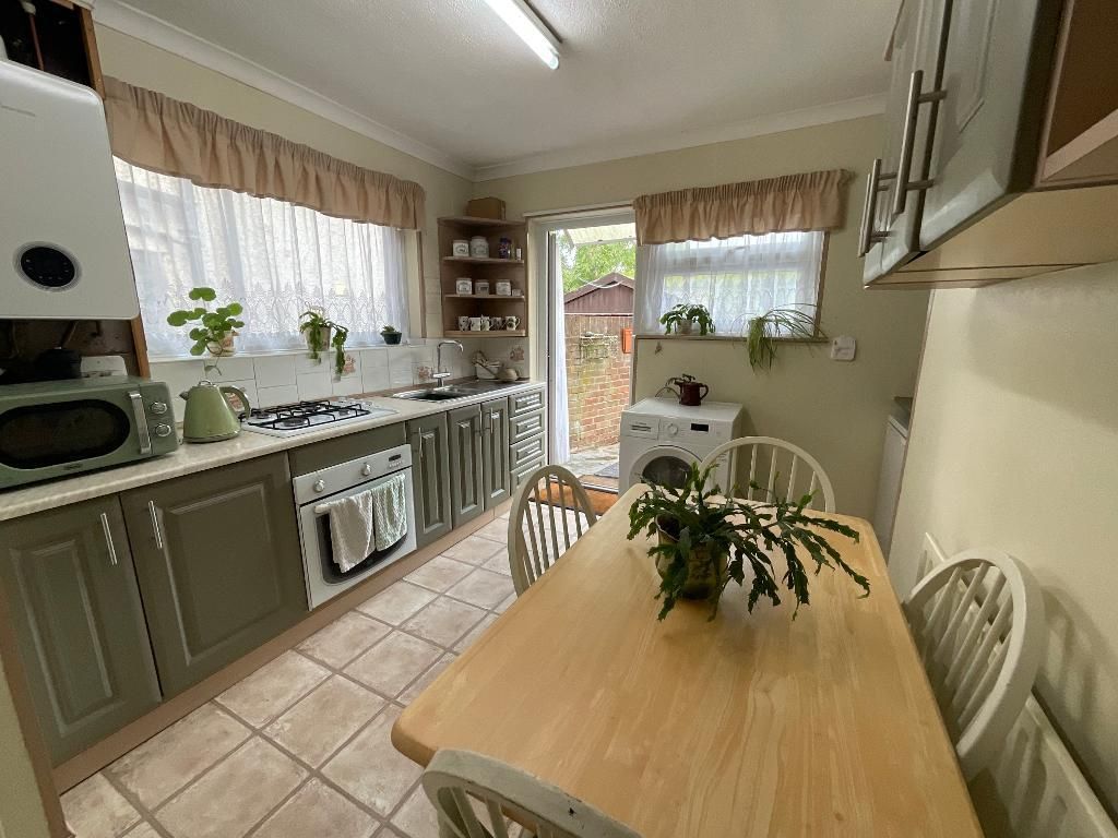 Property photo 2 of 21 Kitchen 11'8 x 9'