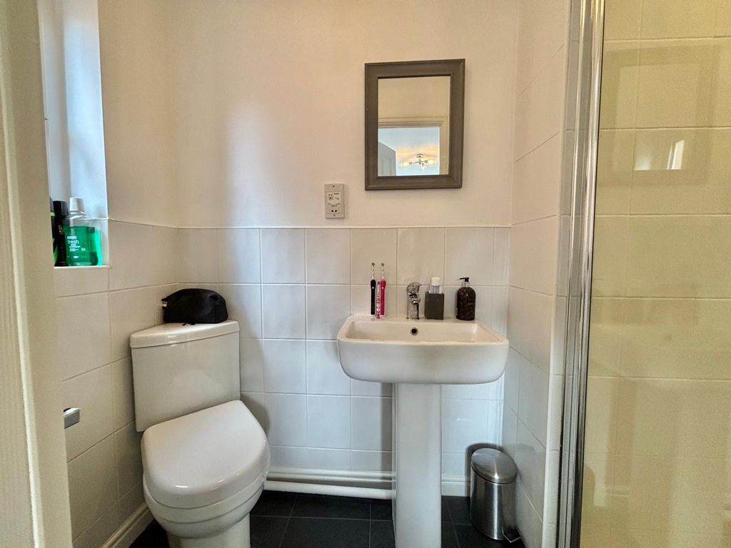 Property photo 1 of 17 Ensuite