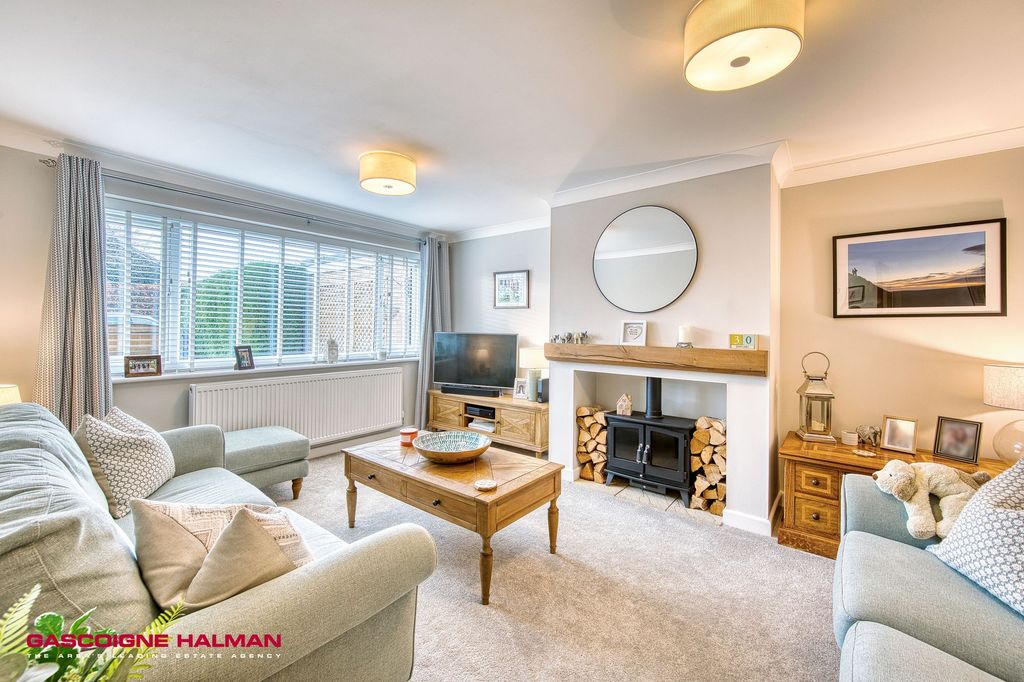 Property photo 2 of 21 Living Room