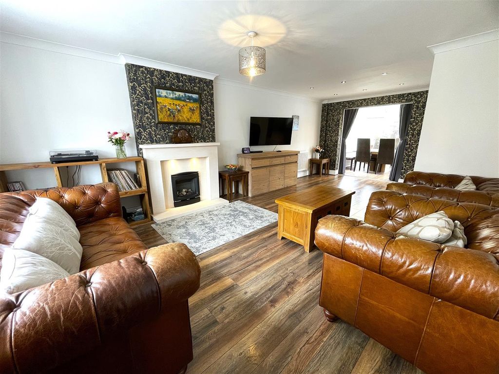 Property photo 2 of 32 Lounge