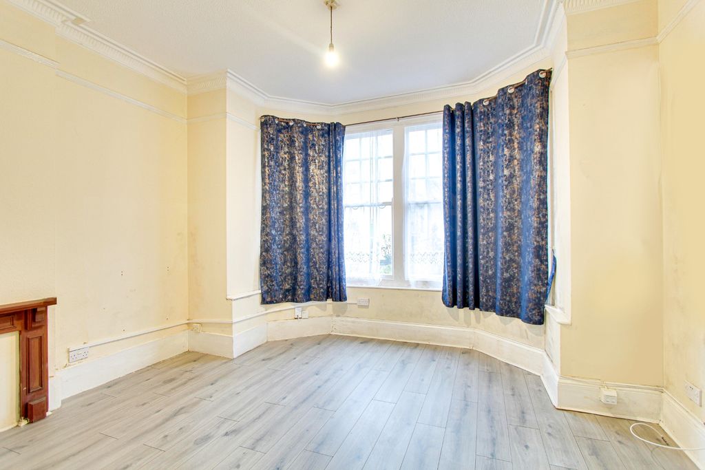 Property photo 1 of 7 Photo 6