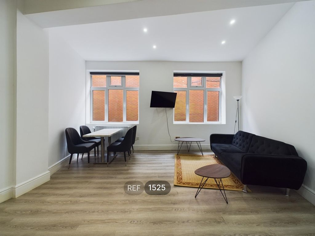 Property photo 3 of 8 Kitchen / Living Area