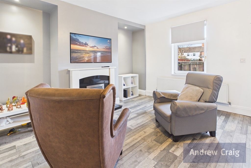 Property photo 3 of 8 Lounge