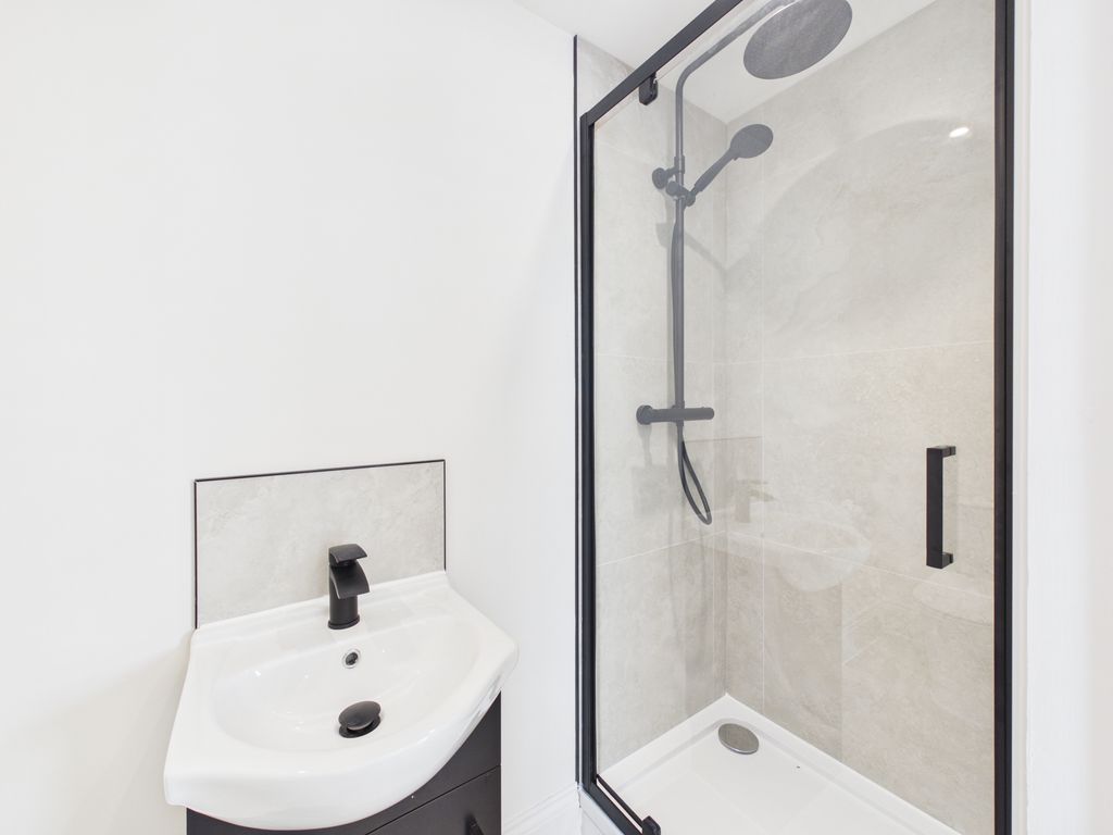 Property photo 2 of 8 Room 7 Ensuite (2)