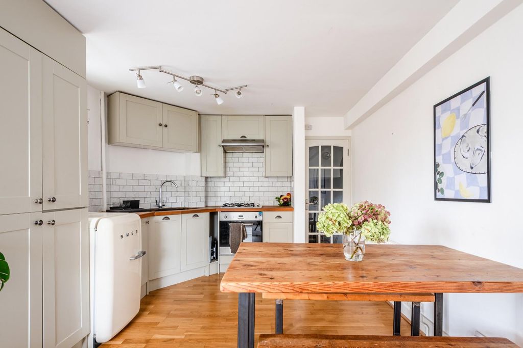 Property photo 1 of 7 Queensbridge Rd 11 F21 - 11.Jpg
