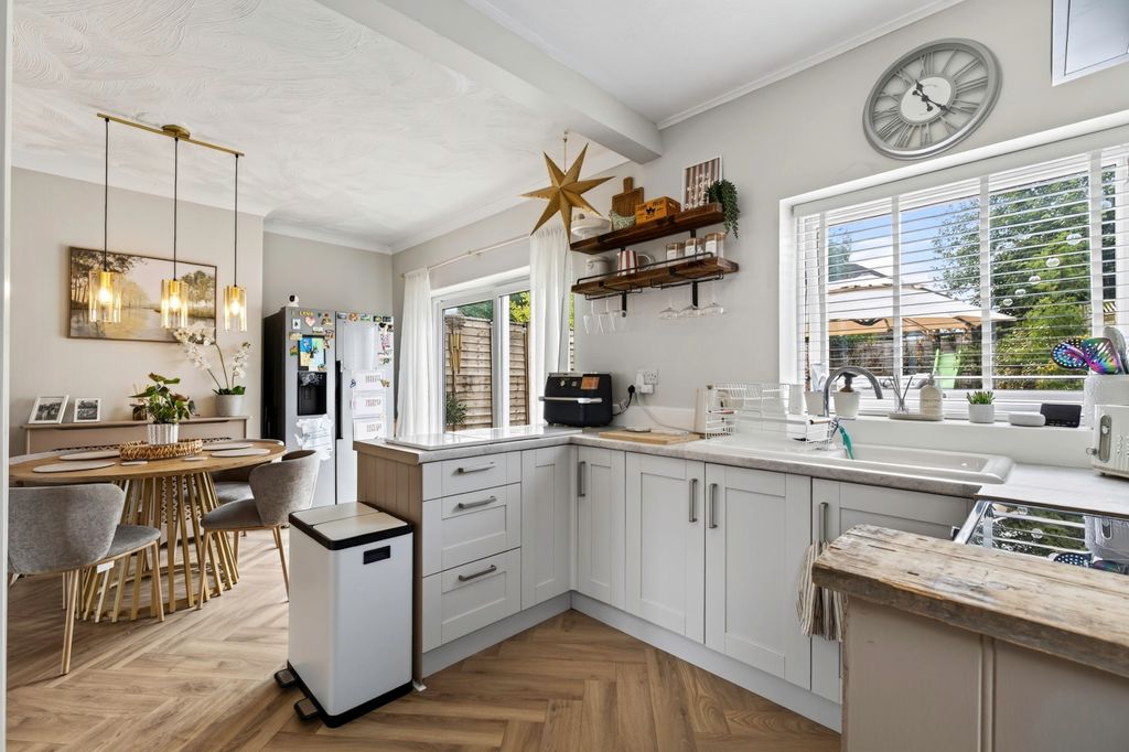 Property photo 3 of 16 Kitchen Dining Room (2)