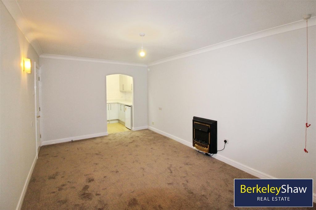 Property photo 3 of 14 Lounge