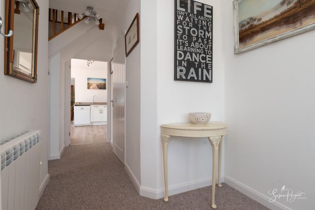 Property photo 3 of 27 Entrance Hall
