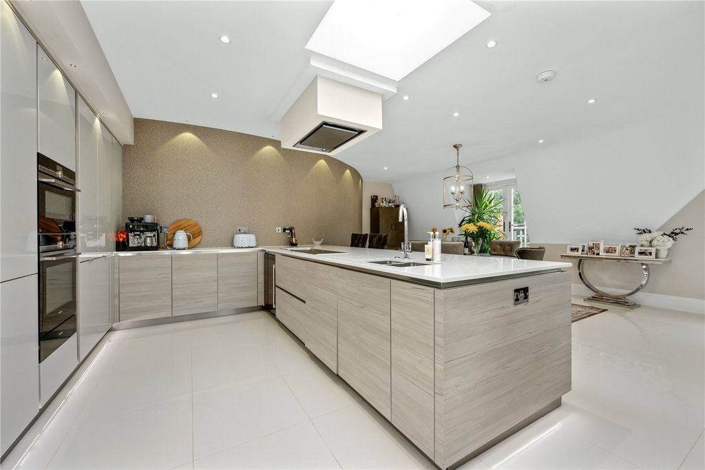 Property photo 2 of 11 Kitchen