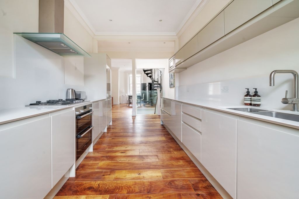 Property photo 1 of 10 Kitchen