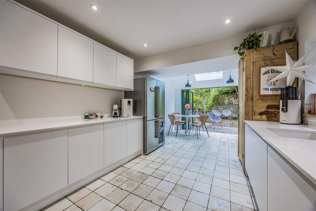 Property photo 3 of 31 106 Saint Andrews Road, Southsea-Small-Porticomark