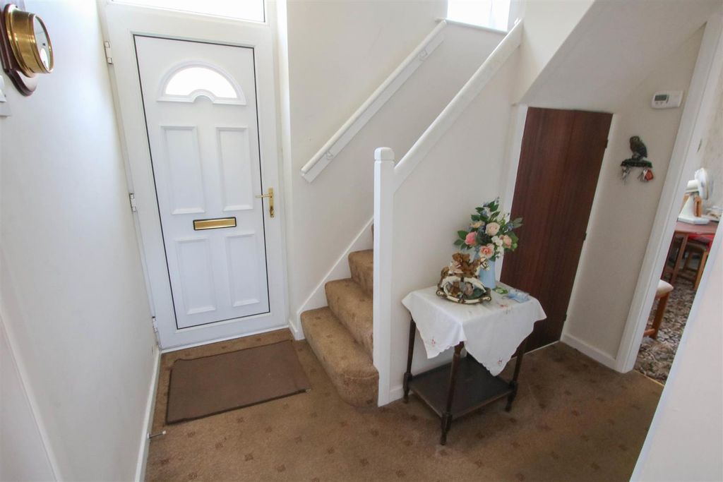 Property photo 3 of 14 Entrance Hall