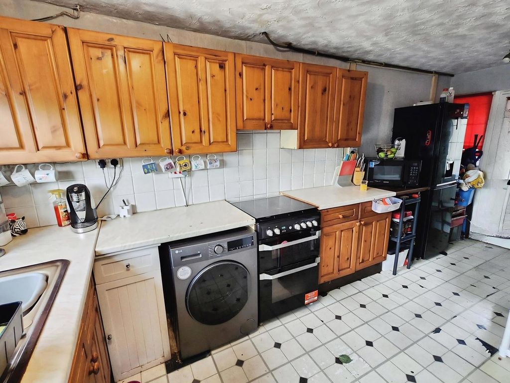 Property photo 3 of 8 Kitchen Diner