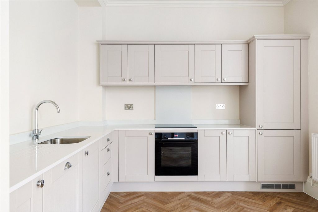 Property photo 3 of 9 Berkeley Place