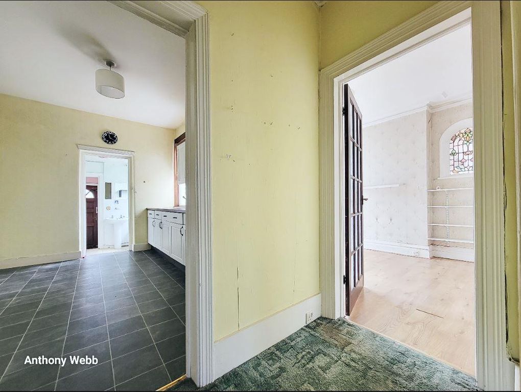 Property photo 3 of 11 Hallway