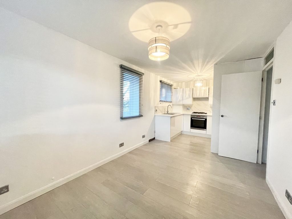 Property photo 3 of 8 Photo 6