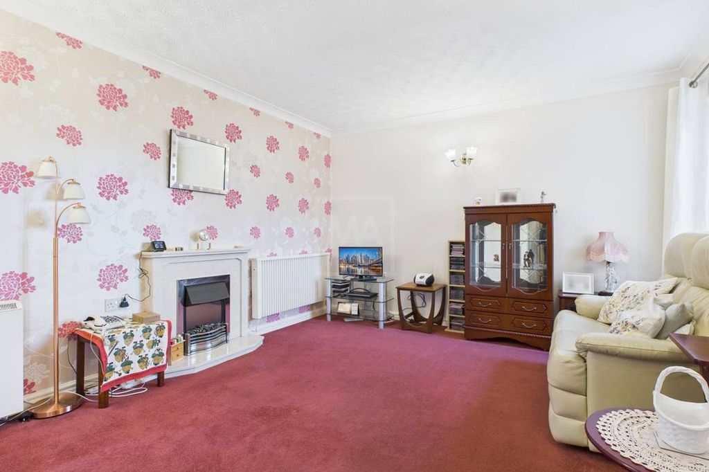 Property photo 2 of 11 Lounge