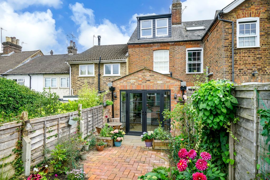 Property photo 2 of 14 28-Victoria-Road-1003