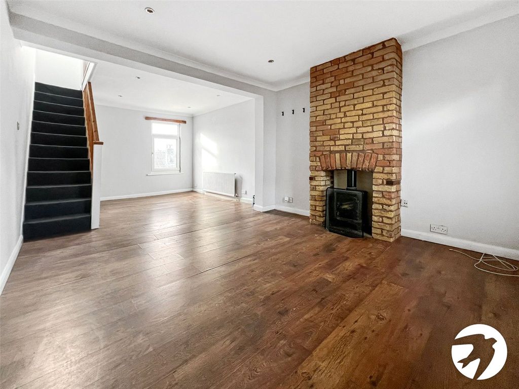 Property photo 3 of 11 Lounge