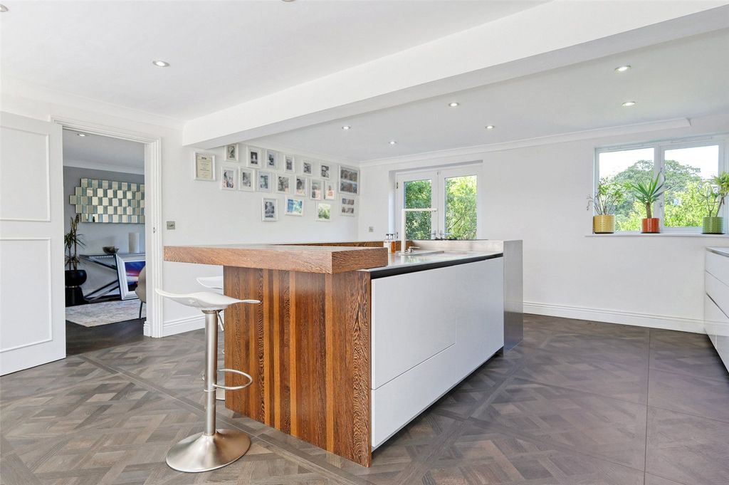 Property photo 3 of 20 Kitchen/Breakfast