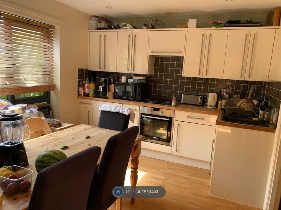 Property photo 3 of 8 Kitchen