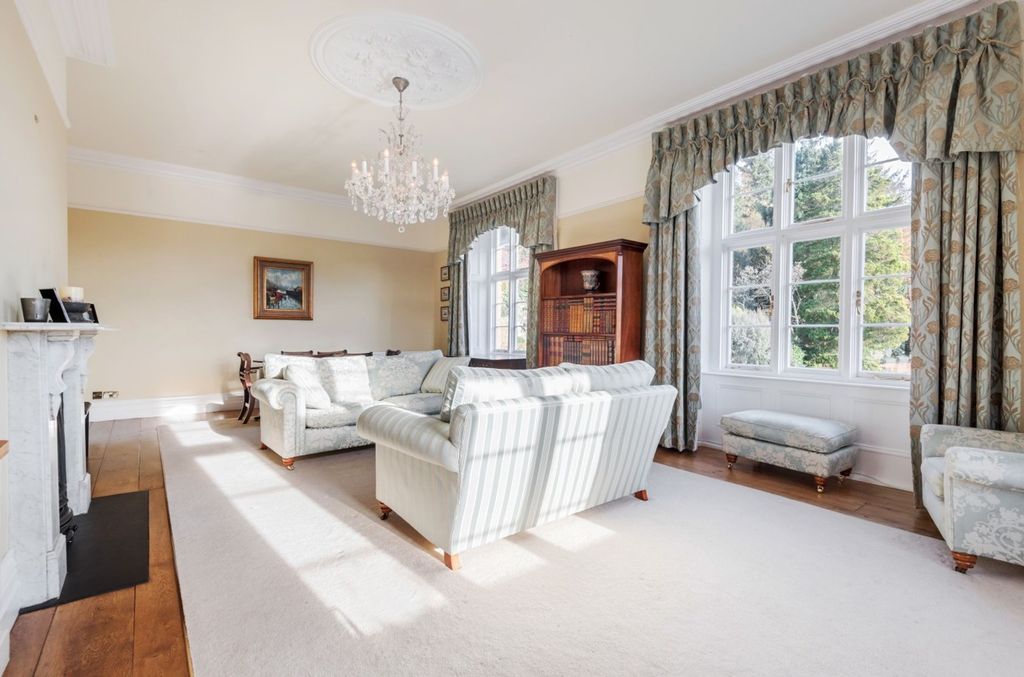 Property photo 2 of 18 Sitting Room