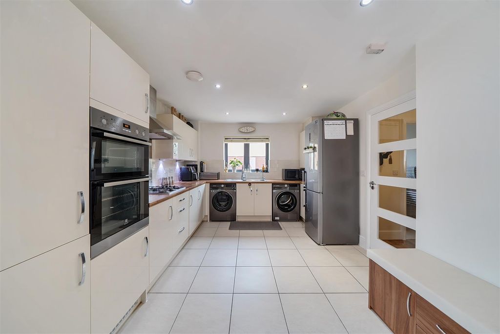 Property photo 3 of 23 Kitchen