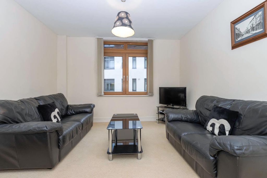 Property photo 1 of 11 Living Room