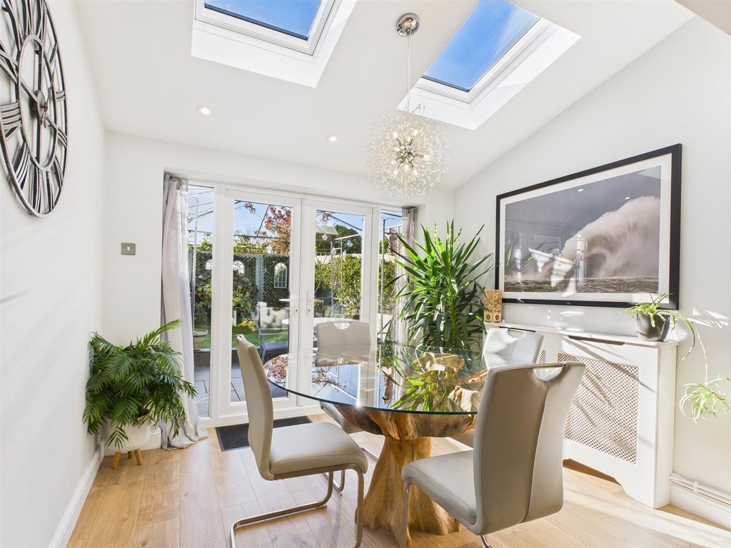 Property photo 2 of 11 Cam02295G0-Pr0351-Still005.Jpg