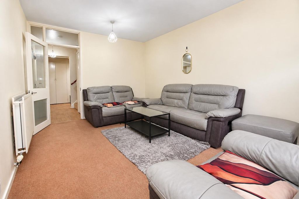 Property photo 3 of 15 Lounge1