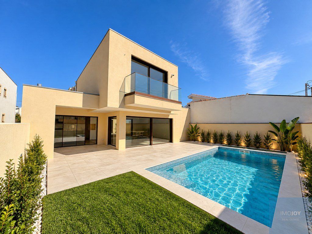 Property photo 1 of 37 4 Bedroom House With 4 Fronts With Pool And Garden In Vila Nova De Gaia
