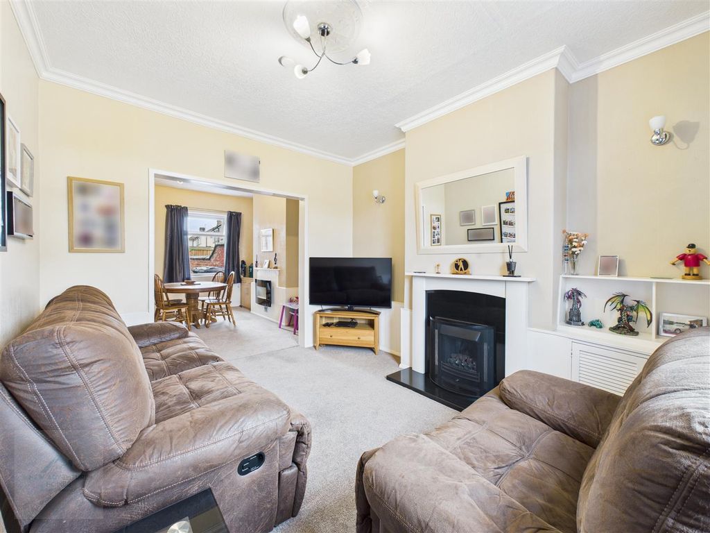 Property photo 3 of 18 Living Room