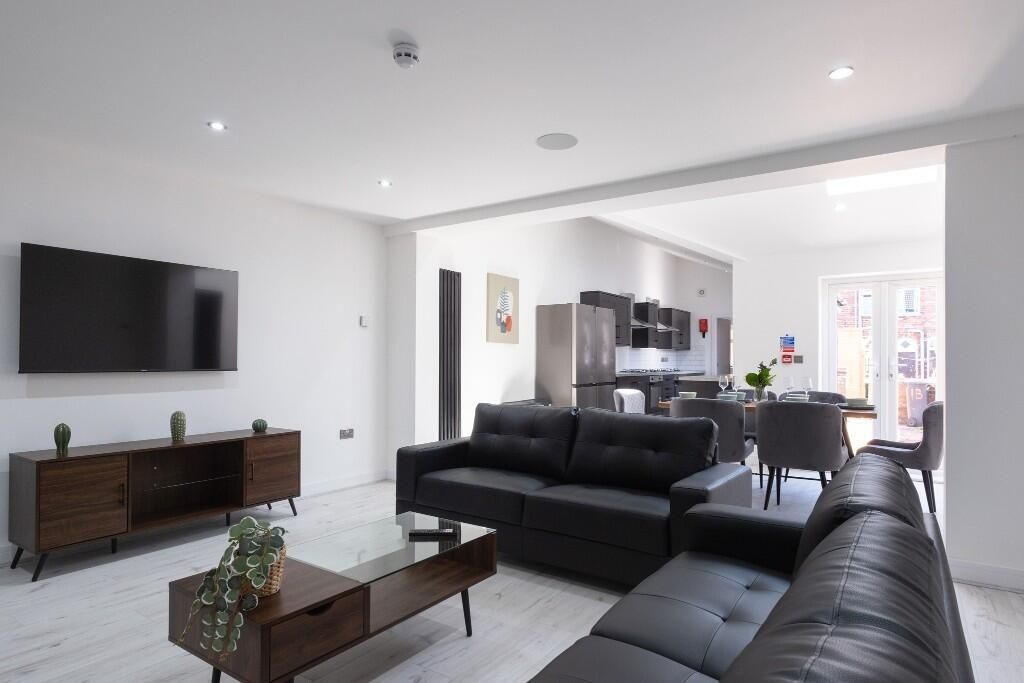 Property photo 2 of 8 Modern And Spacious Living Room With Contemporary ...