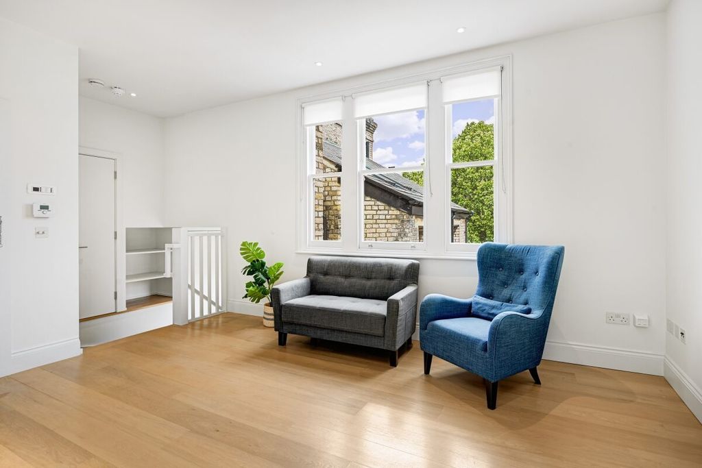 Property photo 1 of 9 Egerton Gardens (5)