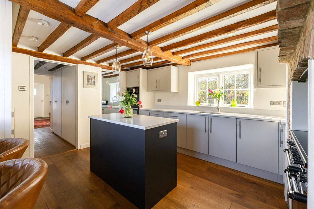 Property photo 3 of 15 Kitchen/Breakfast