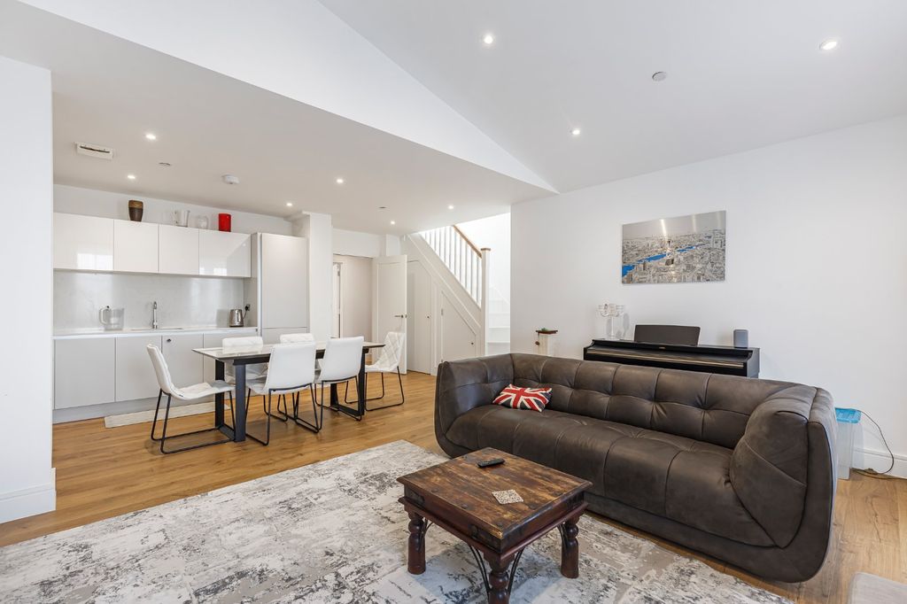 2 bed flat for saleMorshead Yard, Hampton TW12 photo 4