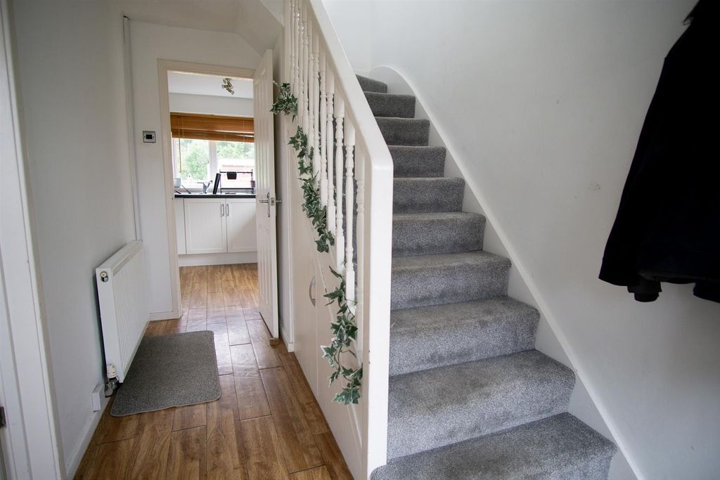 Property photo 2 of 9 Hallway