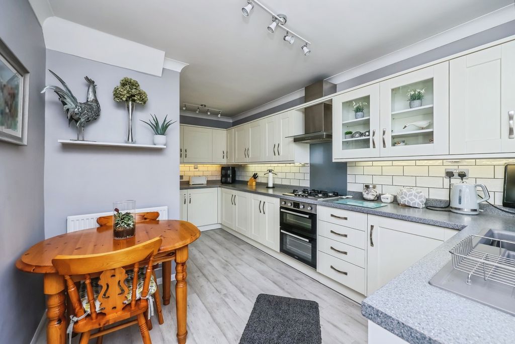 Property photo 2 of 24 Fitted Kitchen