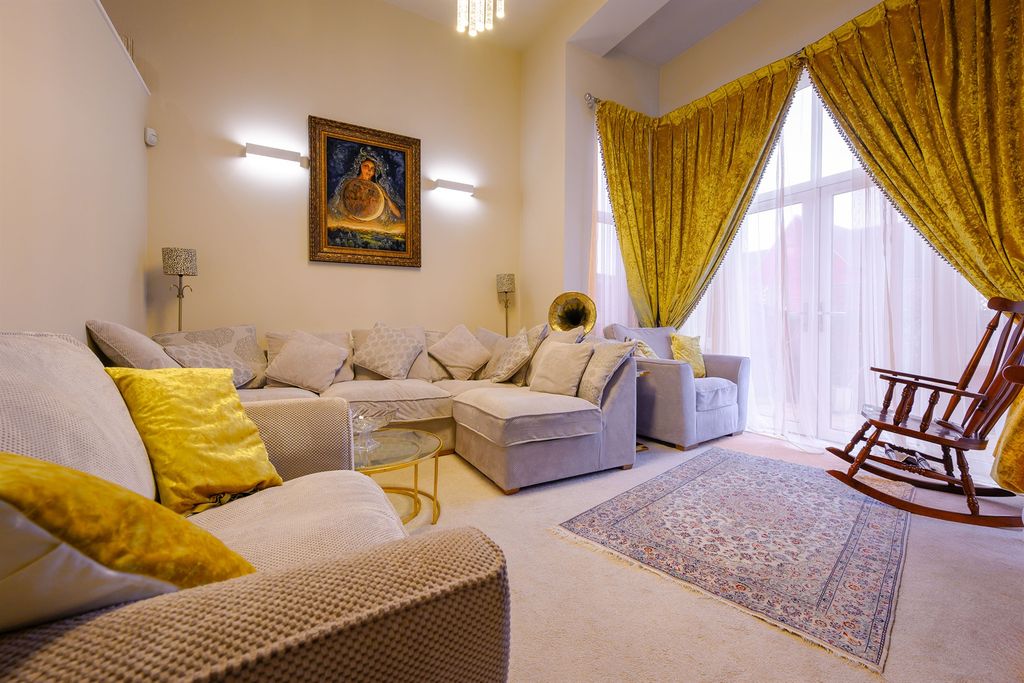 Property photo 2 of 16