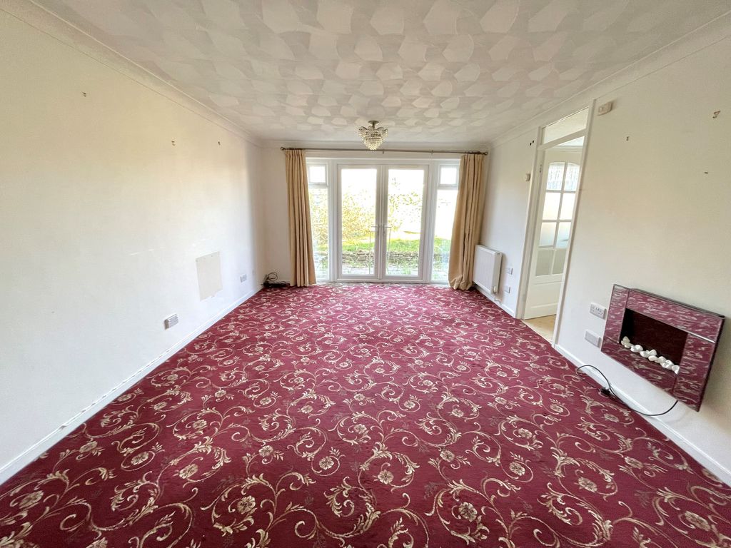 Property photo 2 of 14 1 Fishers Close Lounge2 New