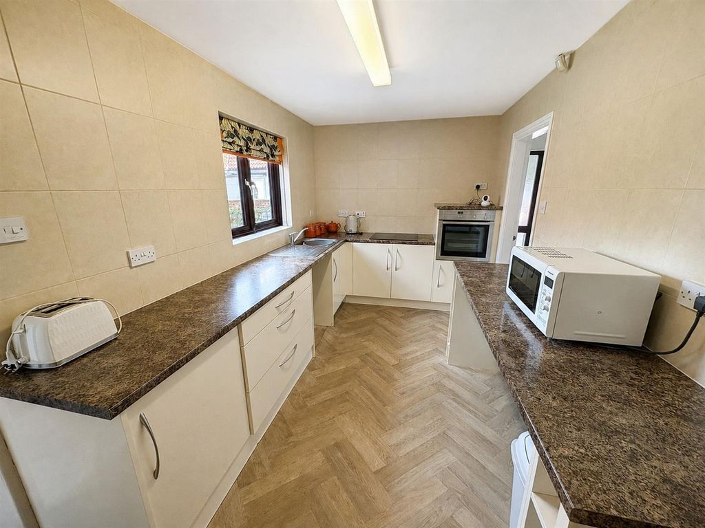 Property photo 2 of 19 Kitchen
