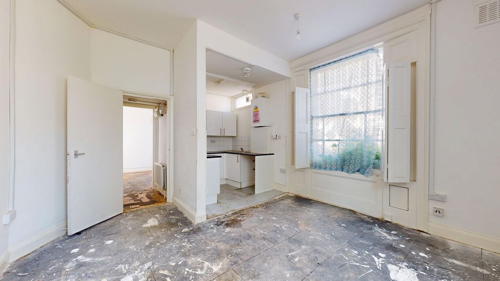 Property photo 2 of 11 Flat B, 16 Huntingdon Street, Islington, London, N1 1Bs