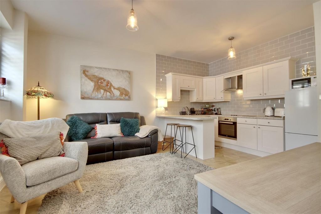 Property photo 2 of 10 Ec82Bf8D-Ed13-4C4D-B802-B9606F326368_1_201_A.Jpeg