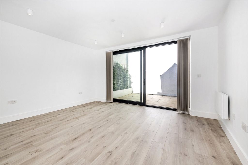 Property photo 2 of 17 Picture No. 11