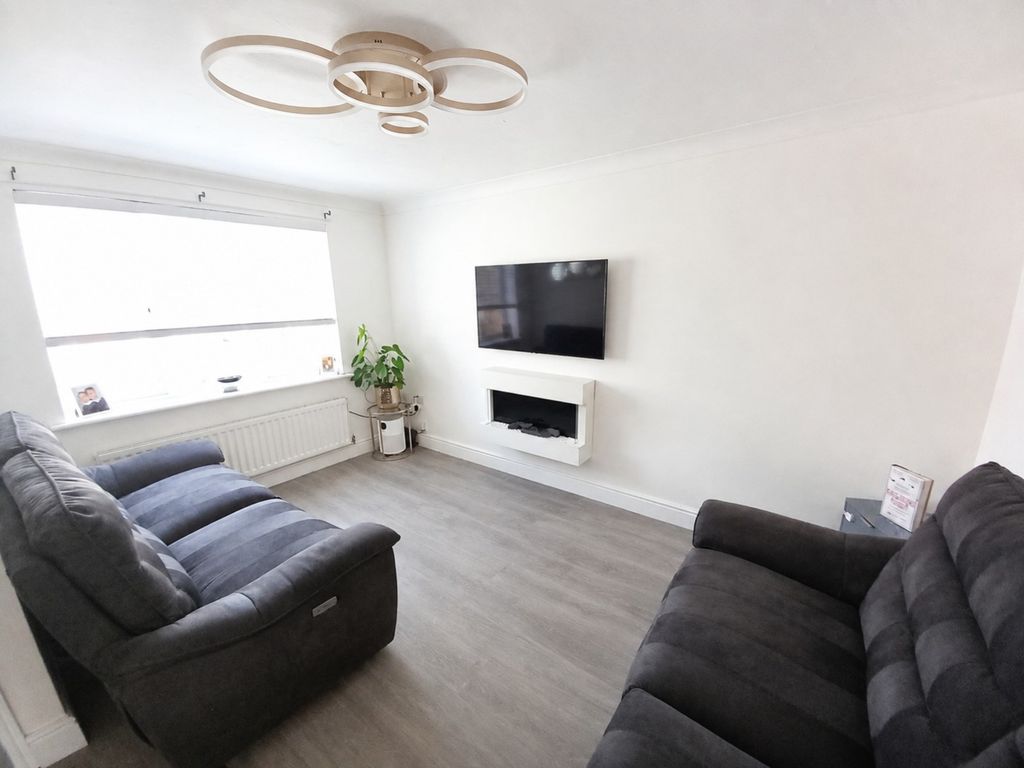 Property photo 2 of 12 Lounge